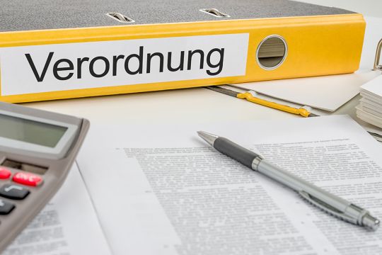 Foto: Mappe mit Schriftzug Verordnung
